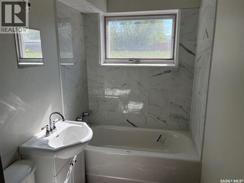 42 6Th Street Ne, Wadena, SK - Indoor Photo Showing Bathroom