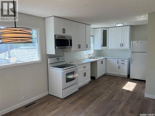 42 6Th Street Ne, Wadena, SK - Indoor Photo Showing Kitchen With Double Sink
