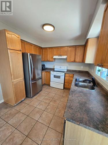 29 Nicholson Drive, Barrie, ON - Indoor Photo Showing Kitchen With Double Sink