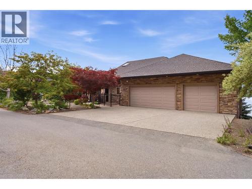 Spacious driveway - 448 Viewcrest Road, Kelowna, BC - Outdoor