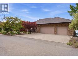 Spacious driveway - 