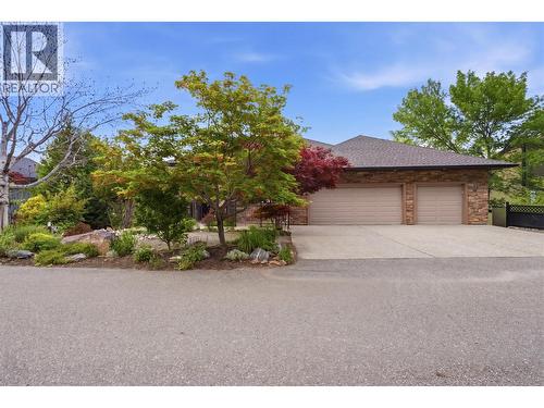 Spacious driveway with triple car garage - 448 Viewcrest Road, Kelowna, BC - Outdoor