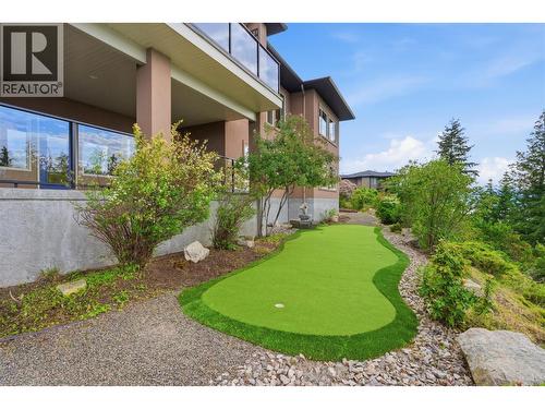 Backyard putting green - 448 Viewcrest Road, Kelowna, BC - Outdoor