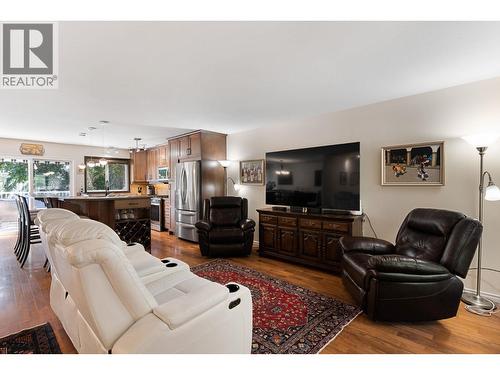 2211 Shannon Woods Place, West Kelowna, BC - Indoor Photo Showing Living Room