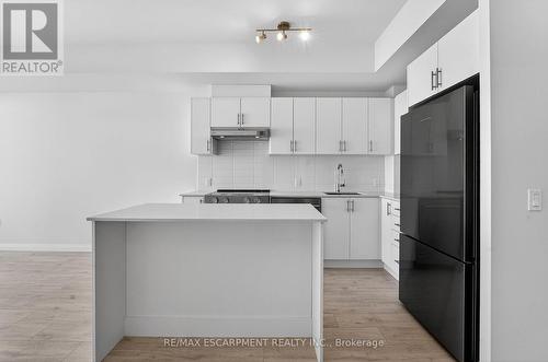 2408 - 27 Korda Gate, Vaughan, ON - Indoor Photo Showing Kitchen