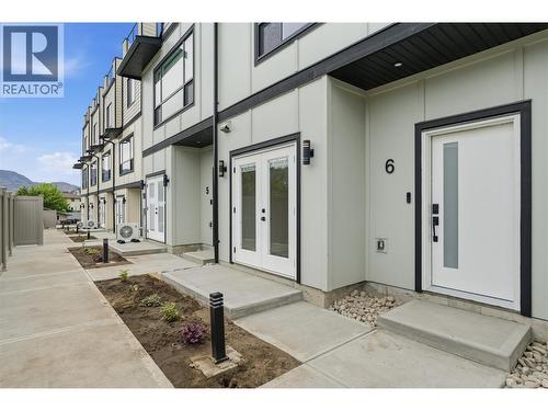 Landscaped and fenced area in front of the entrance - 4601 97 Street Unit# 6, Osoyoos, BC - Outdoor With Exterior