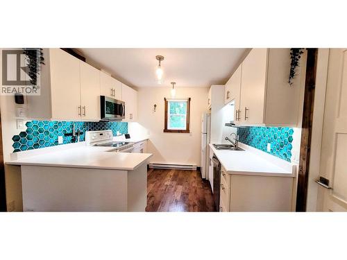 6421 Sunshine Drive, Balfour, BC - Indoor Photo Showing Kitchen With Double Sink
