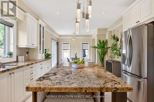 1001 Gorham Street, Newmarket, ON - Indoor Photo Showing Kitchen With Upgraded Kitchen