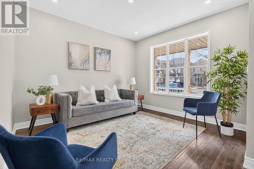 47 Upper Highlands Drive, Brampton, ON - Indoor Photo Showing Living Room