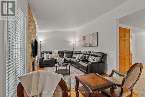 27 Nairn Street, Ottawa, ON - Indoor Photo Showing Living Room