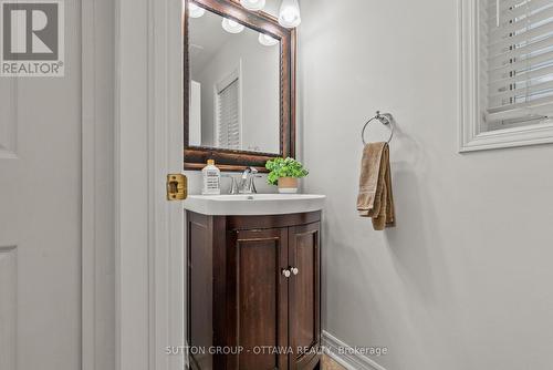 27 Nairn Street, Ottawa, ON - Indoor Photo Showing Bathroom