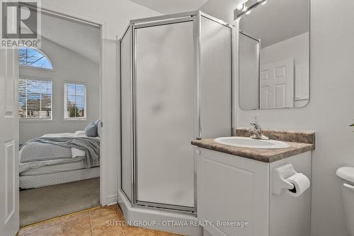 27 Nairn Street, Ottawa, ON - Indoor Photo Showing Bathroom
