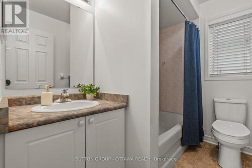 27 Nairn Street, Ottawa, ON - Indoor Photo Showing Bathroom