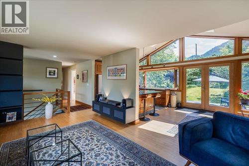 1001 Gilker Street, Nelson, BC - Indoor Photo Showing Living Room