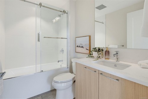 #Ph 403-5229 Cordova Bay Rd, Saanich, BC - Indoor Photo Showing Bathroom
