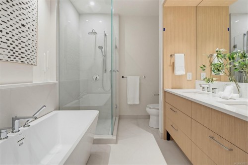 #Ph 403-5229 Cordova Bay Rd, Saanich, BC - Indoor Photo Showing Bathroom
