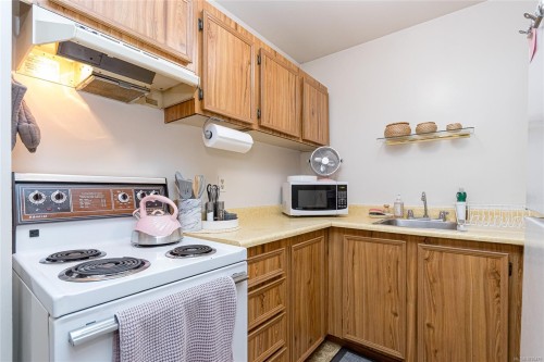 #411-2022 Foul Bay Rd, Victoria, BC - Indoor Photo Showing Kitchen