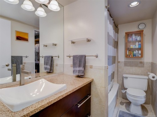 #501-327 Maitland St, Victoria, BC - Indoor Photo Showing Bathroom