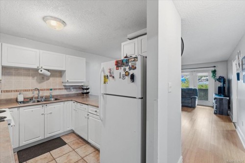 #103-645 Selby St, Nanaimo, BC - Indoor Photo Showing Kitchen With Double Sink