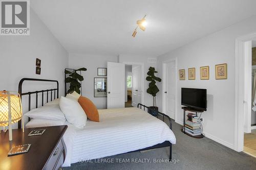112 Talltree Crescent, Ottawa, ON - Indoor Photo Showing Bedroom