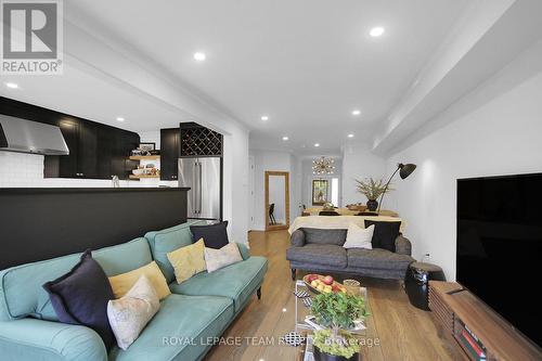 112 Talltree Crescent, Ottawa, ON - Indoor Photo Showing Living Room