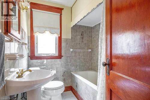 73 Barclay Street, Hamilton, ON - Indoor Photo Showing Bathroom