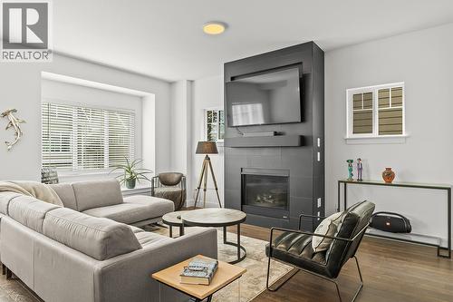 600 Sherwood Road Unit# 45, Kelowna, BC - Indoor Photo Showing Living Room With Fireplace