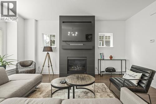 600 Sherwood Road Unit# 45, Kelowna, BC - Indoor Photo Showing Living Room With Fireplace