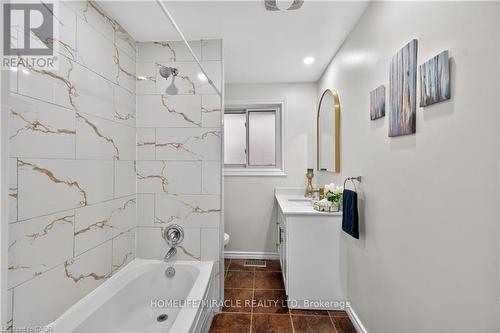 217 Pinegrove Crescent, Waterloo, ON - Indoor Photo Showing Bathroom