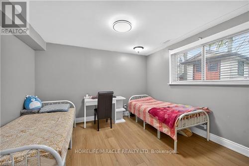 217 Pinegrove Crescent, Waterloo, ON - Indoor Photo Showing Bedroom