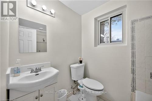217 Pinegrove Crescent, Waterloo, ON - Indoor Photo Showing Bathroom