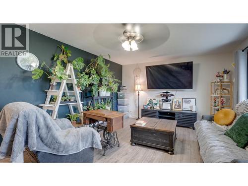2025 Catt Avenue, Lumby, BC - Indoor Photo Showing Living Room