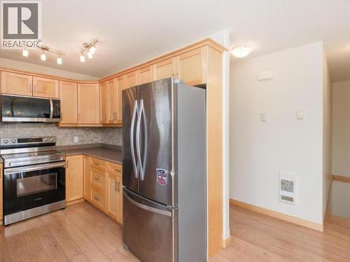 15 Bailey Place, Whitehorse, YT - Indoor Photo Showing Kitchen