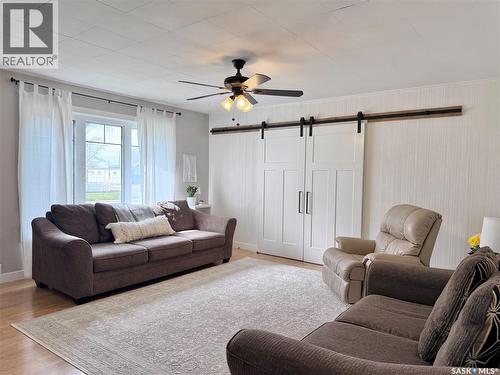 211 Pangman Street, Outlook, SK - Indoor Photo Showing Living Room