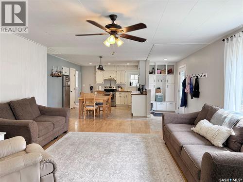 211 Pangman Street, Outlook, SK - Indoor Photo Showing Living Room