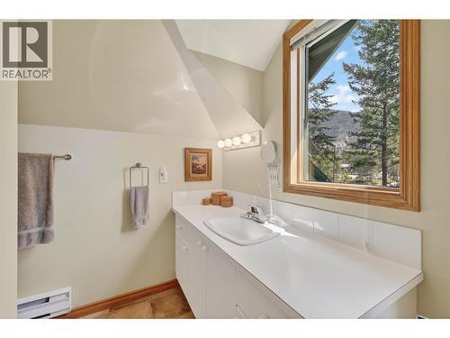 1067 Timberhill Place, Windermere, BC - Indoor Photo Showing Bathroom