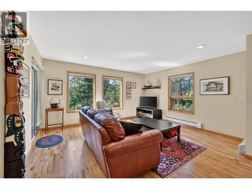 1067 Timberhill Place, Windermere, BC - Indoor Photo Showing Living Room