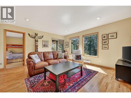 1067 Timberhill Place, Windermere, BC - Indoor Photo Showing Living Room