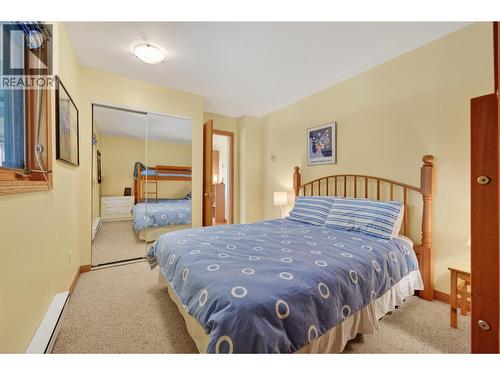 1067 Timberhill Place, Windermere, BC - Indoor Photo Showing Bedroom