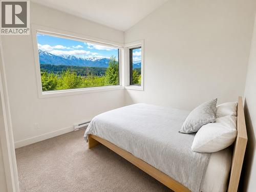 4615 Rowan Street, Windermere, BC - Indoor Photo Showing Bedroom