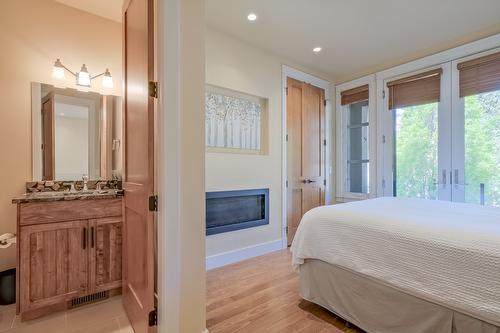1-5235 Buchanan Road, Peachland, BC - Indoor Photo Showing Bedroom