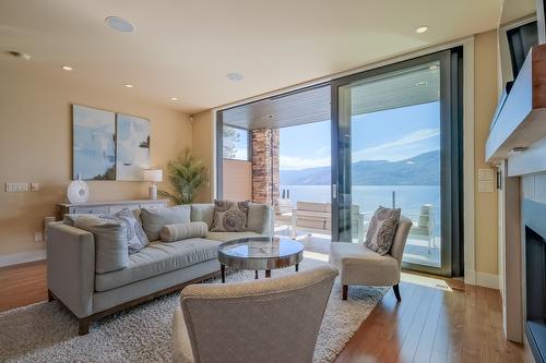 1-5235 Buchanan Road, Peachland, BC - Indoor Photo Showing Living Room