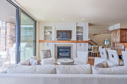 1-5235 Buchanan Road, Peachland, BC - Indoor Photo Showing Living Room With Fireplace