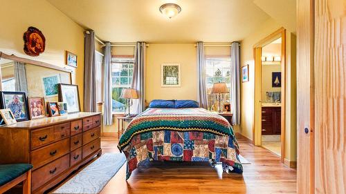 1420 Ainsworth Avenue, Riondel, BC - Indoor Photo Showing Bedroom