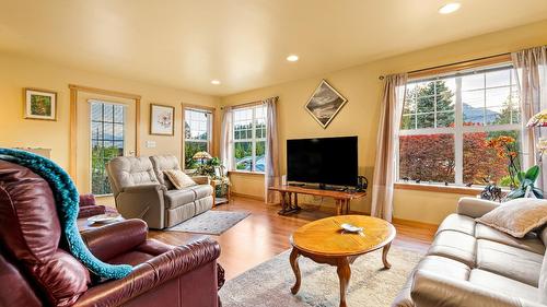 1420 Ainsworth Avenue, Riondel, BC - Indoor Photo Showing Living Room