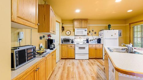 1420 Ainsworth Avenue, Riondel, BC - Indoor Photo Showing Kitchen With Double Sink
