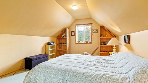 1420 Ainsworth Avenue, Riondel, BC - Indoor Photo Showing Bedroom