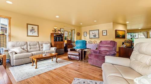1420 Ainsworth Avenue, Riondel, BC - Indoor Photo Showing Living Room