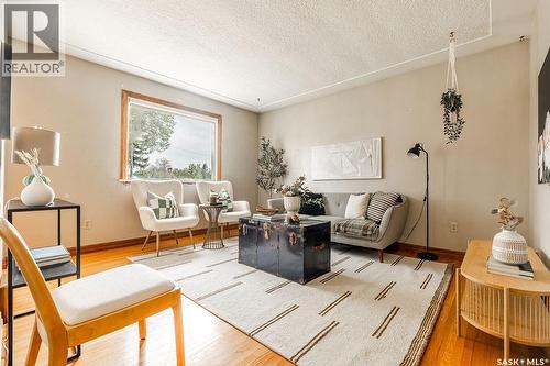 901 1St Street E, Saskatoon, SK - Indoor Photo Showing Living Room