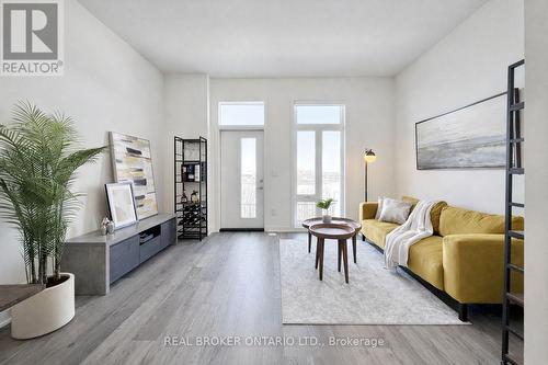 404 - 11 Steckley House Lane, Richmond Hill, ON - Indoor